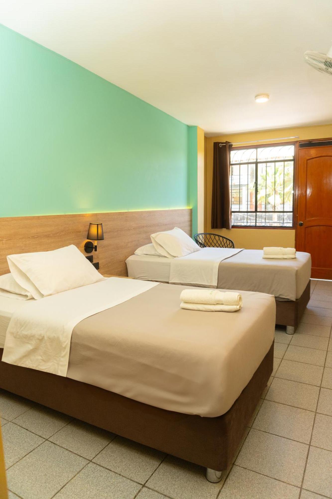 Wild Rover Huacachina Ика Екстериор снимка