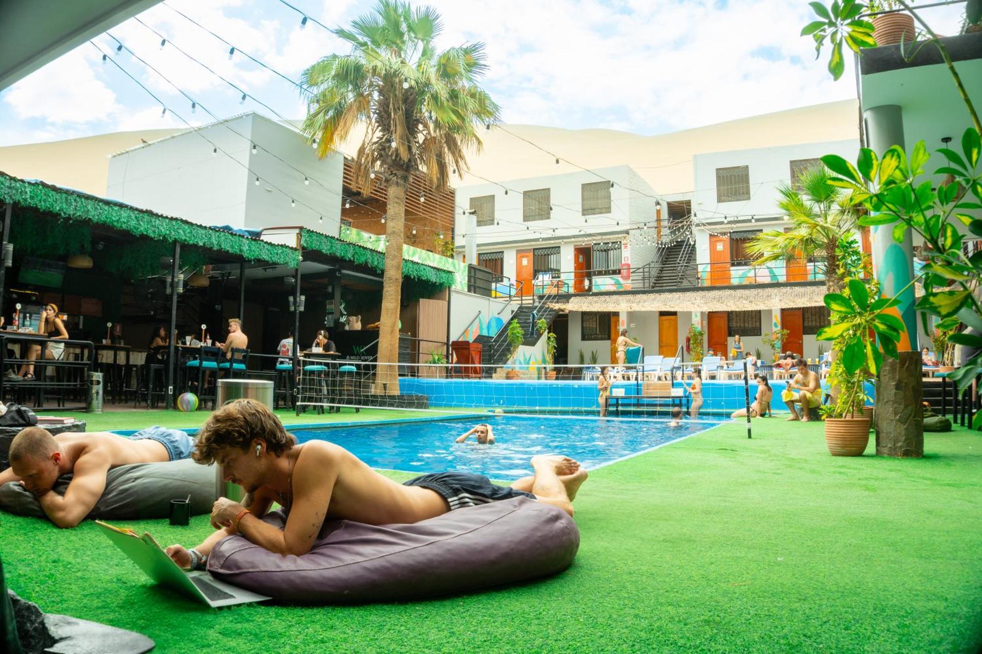 Wild Rover Huacachina Ика Екстериор снимка